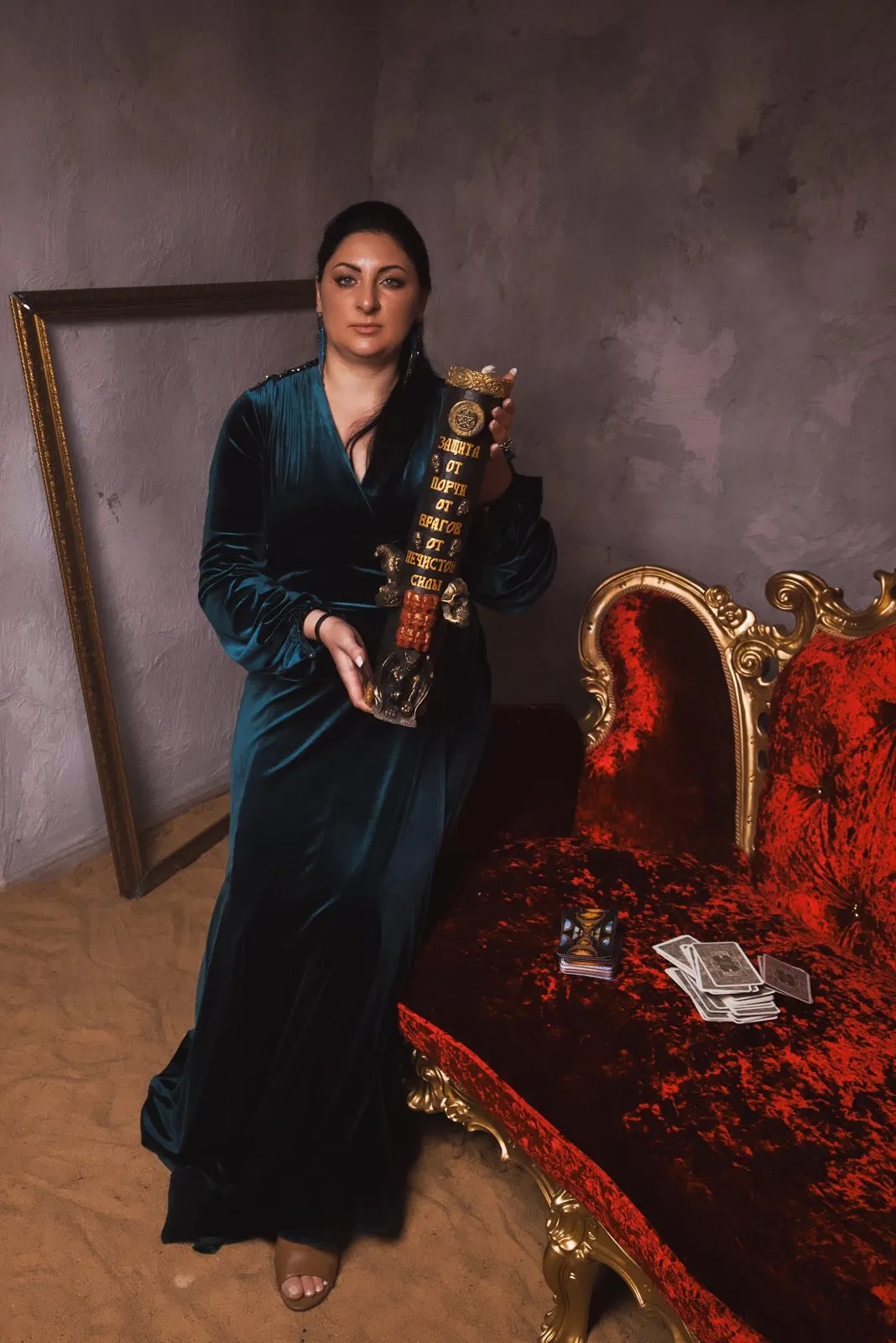 Обряд гадания на Таро — гадалка проводит эзотерический ритуал при свечах