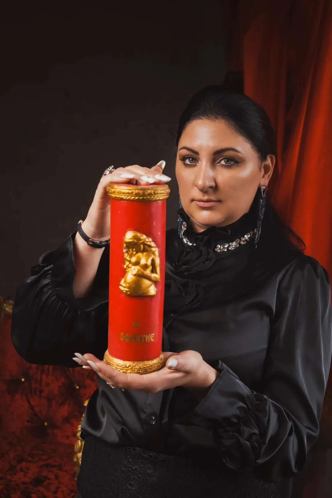 Обряд гадания на Таро — гадалка проводит эзотерический ритуал при свечах